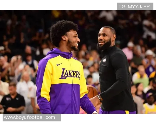 女友甜蜜发合照庆祝布朗尼21岁生日布朗尼感动转发感谢宝贝