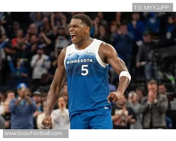 爱德华兹状态低迷半场14投仅中3三分球表现不佳仅得14分